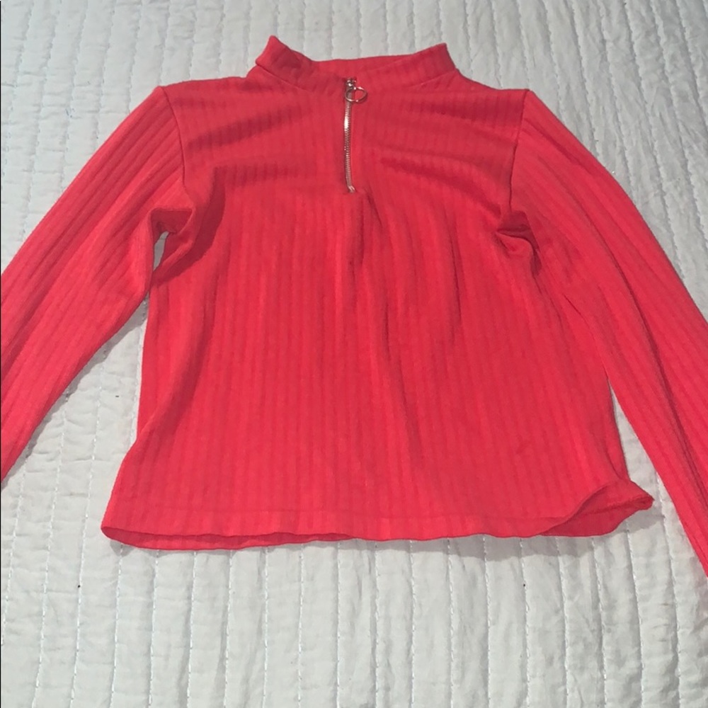 A crop top long sleeve red shirt